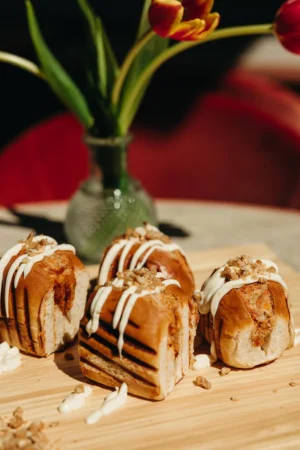 Brioche roll de pollo al curry recién horneado