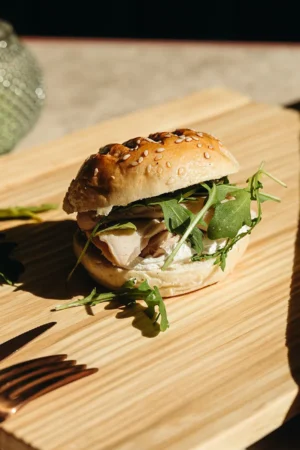Caja de 15 montaditos de pastrami de lomo con crema de queso y trufa listos para eventos
