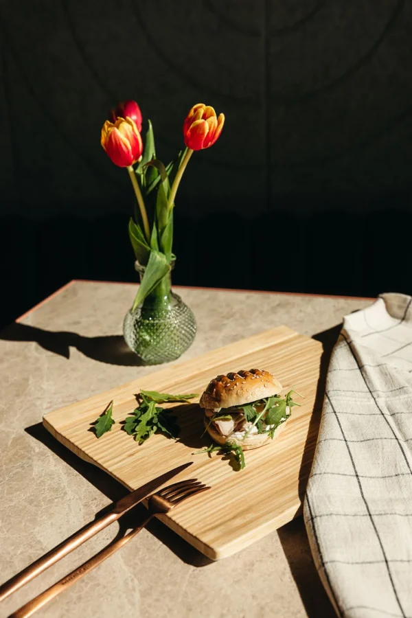 Montadito de pastrami de lomo, queso y trufa en pan brioche con semillas de sésamo