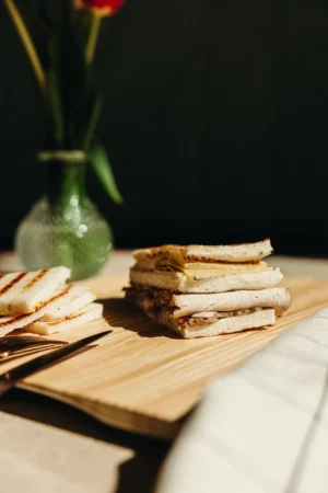 Corte transversal de sándwich de pastrami y trufa