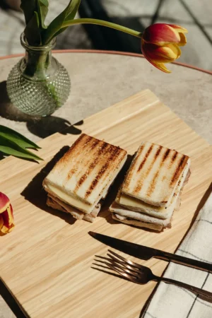 Sándwich de pastrami con mozzarella trufada en pan tramezzino