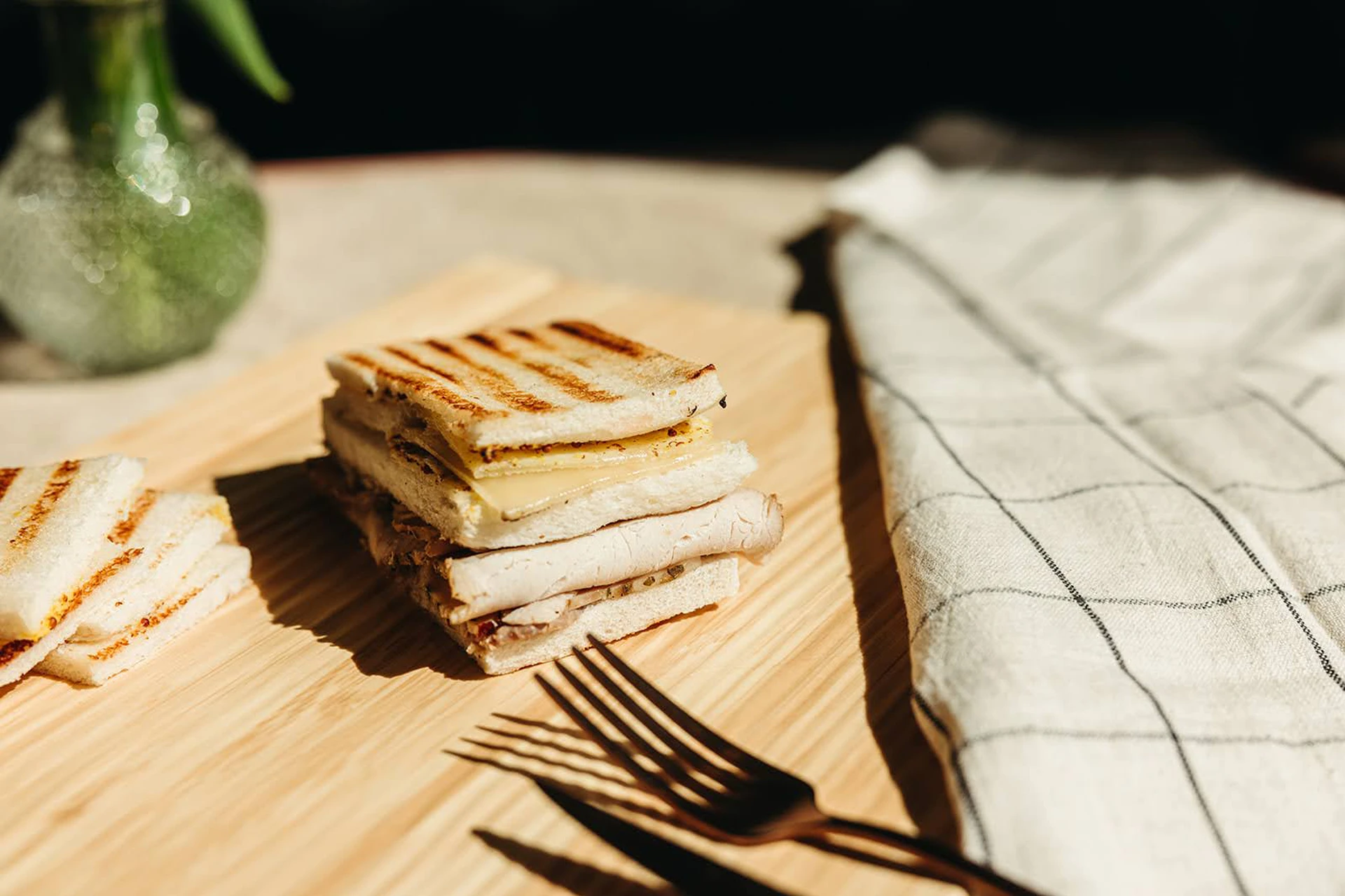 sándwich gourmet de pastrami ibérico y mozzarella trufada en mesa de evento
