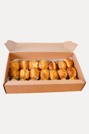 Brioche roll de pollo al curry recién horneado